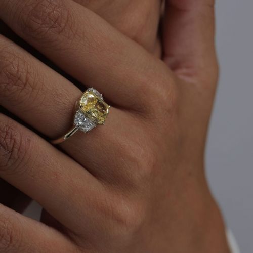 Ring with Fancy vivid yellow CVD diamond